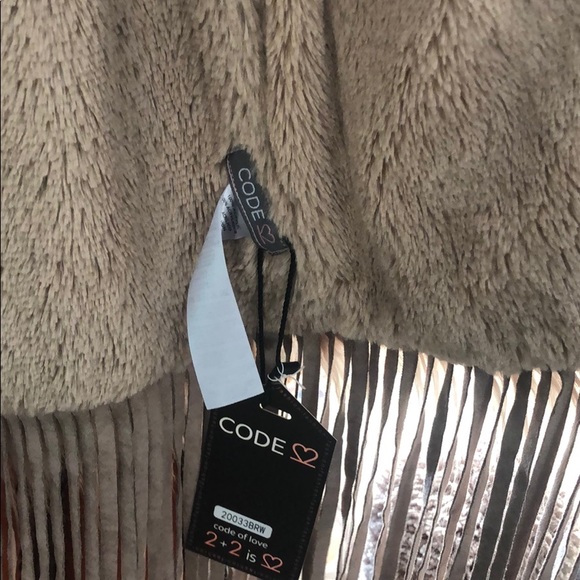 Faux fur vest. - Picture 3 of 4